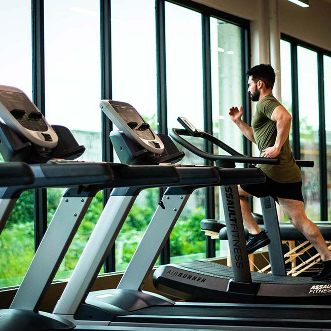 Man on a treadmill after taking energy boosting supplements from SupplementSource.ca