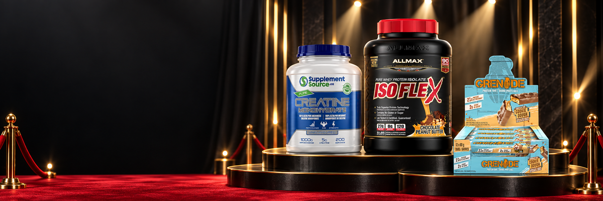 Créatine SS.ca, Isoflex Allmax et barres protéinées Grenade sur une scène noire et dorée avec un tapis rouge.